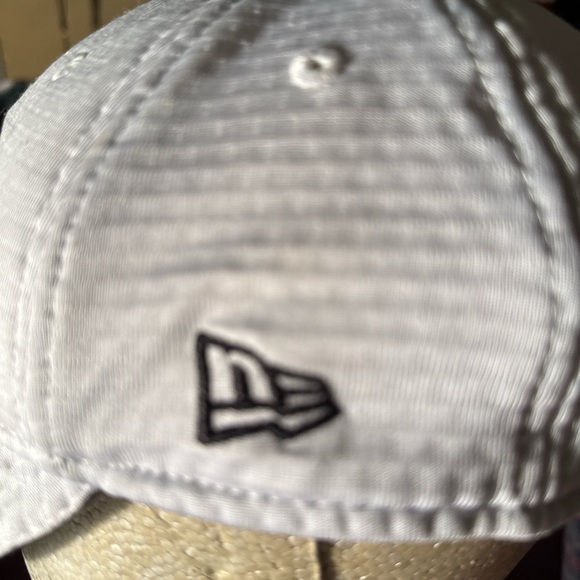 New Era White and Black Cap - Picture 3 of 6